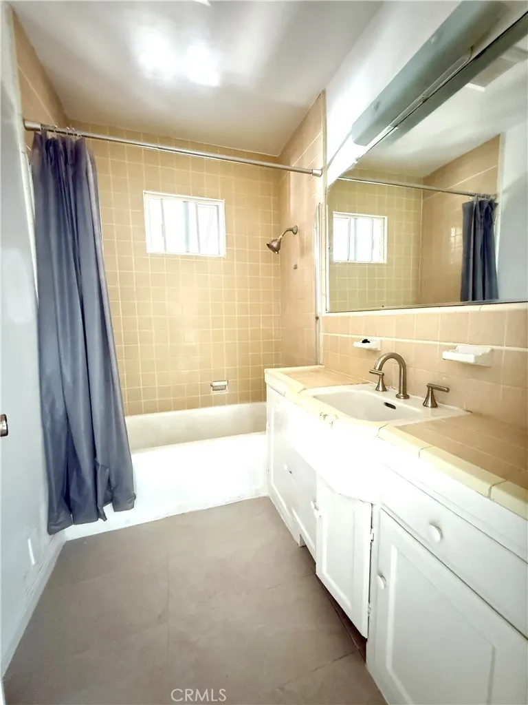 Full bathroom Full bathroom