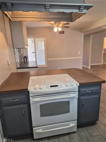 Stove with breakfast bar