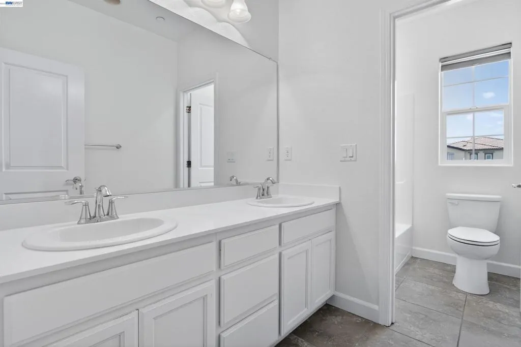 UPSTAIRS HALLWAY FULL BATH