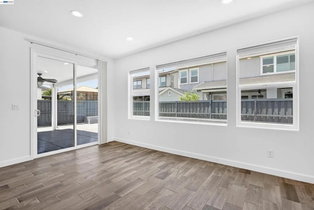 EAT IN KITCHEN TO COVERED PATIO