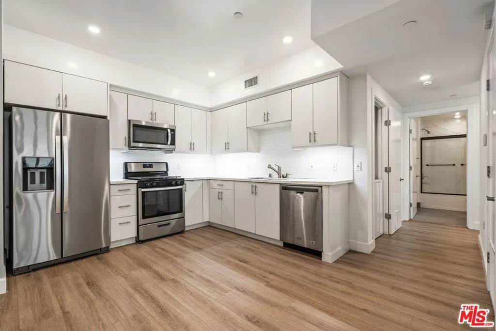 1832 S Barrington Avenue 203, Los Angeles, California 90025 — photo 5