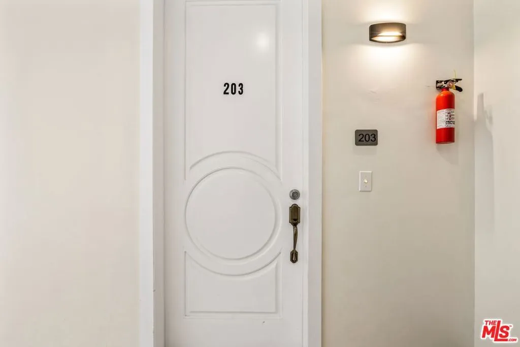 1832 S Barrington Avenue 203, Los Angeles, California 90025 — photo 4