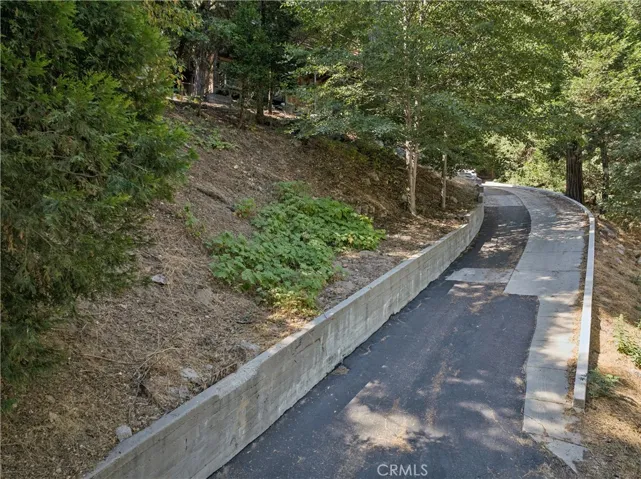 Driveway Has SOOO Much Parking!!  Access from Felsen