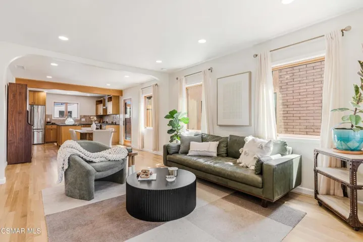 115 Center St livng room