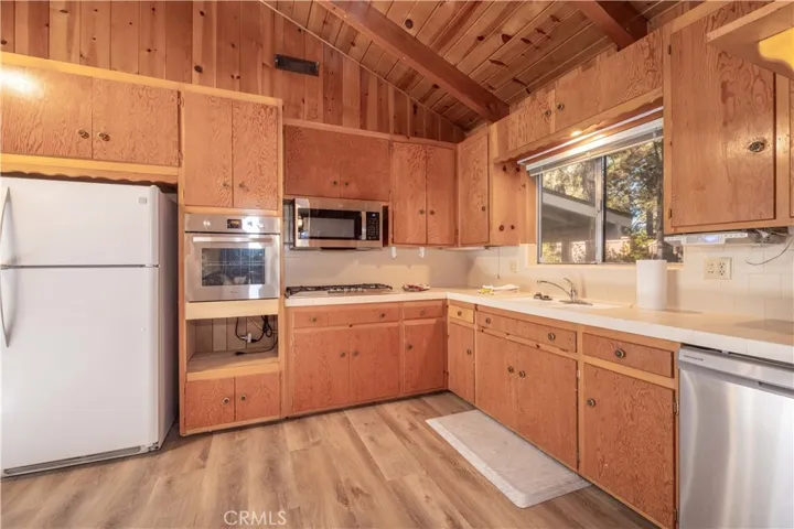 913 Tinkerbell Avenue, Big Bear, California 92314 — photo 5