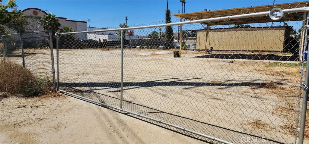 unit #2 address 3130 LARGE PRIVATE ENTRY GATED ENTRY TO THE BACKYARD. MODULAR UNIT VISIBLE ON THE SIDE