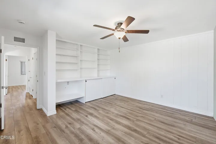 23_bedroom