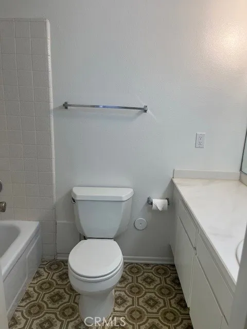 Front bath with tub/shower Front bath with tub/shower