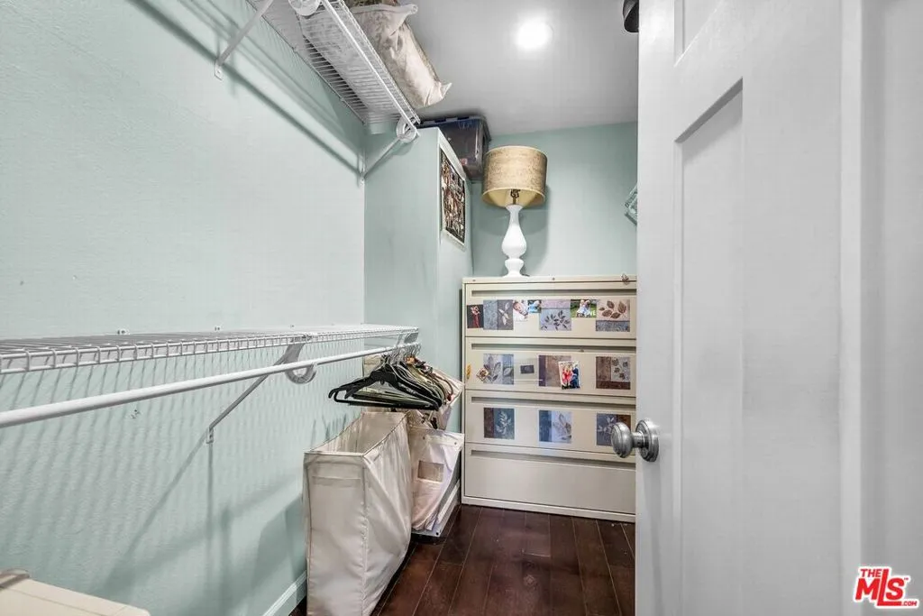Large Walk in closet Large Walk in closet