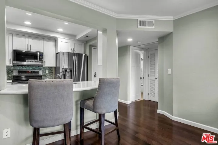 Comfortable kitchen bar