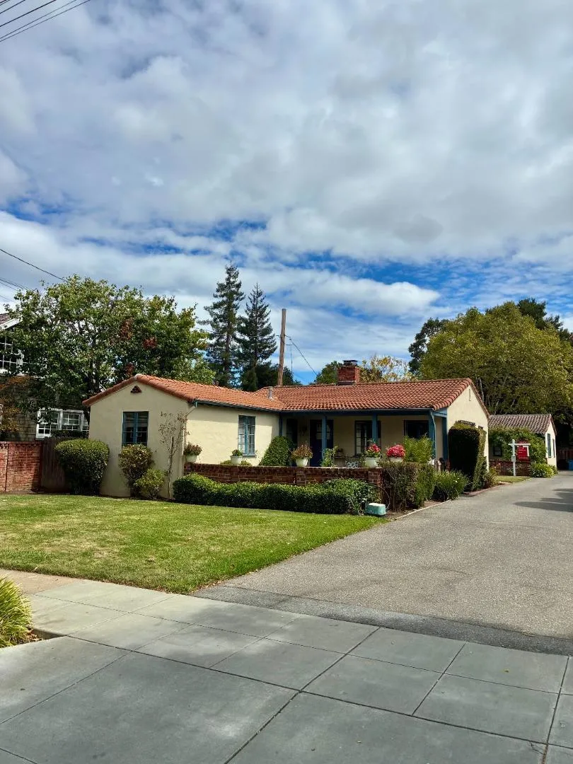 834836 Addison Ave