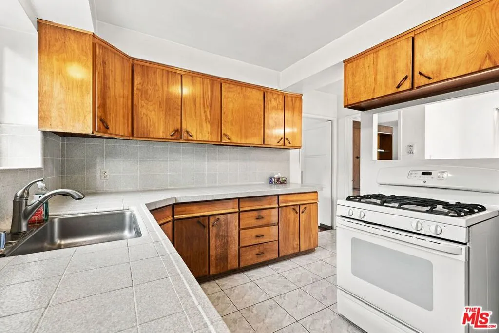 2136 Hillsboro Avenue, Los Angeles, California 90034 — photo 4