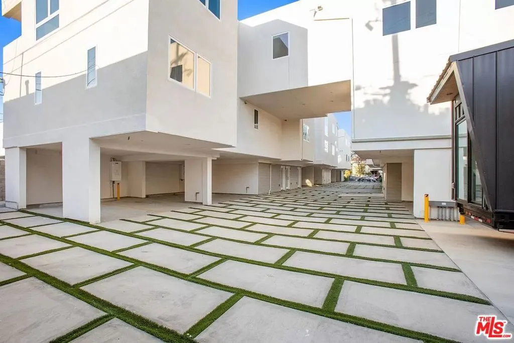 Driveway/Parking Driveway/Parking