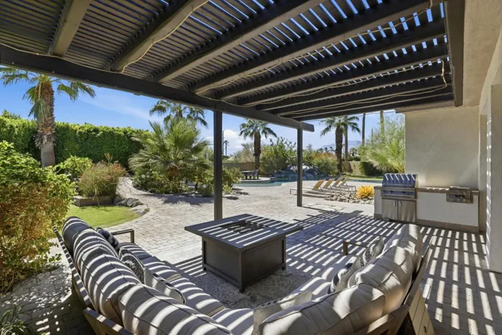 Rear Patio w Fire Pit
