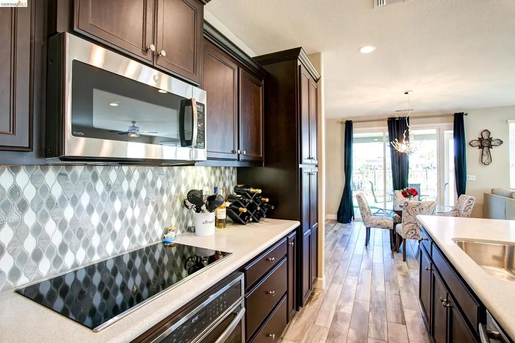 Stainless appliancies and stunning backsplash Stainless appliancies and stunning backsplash