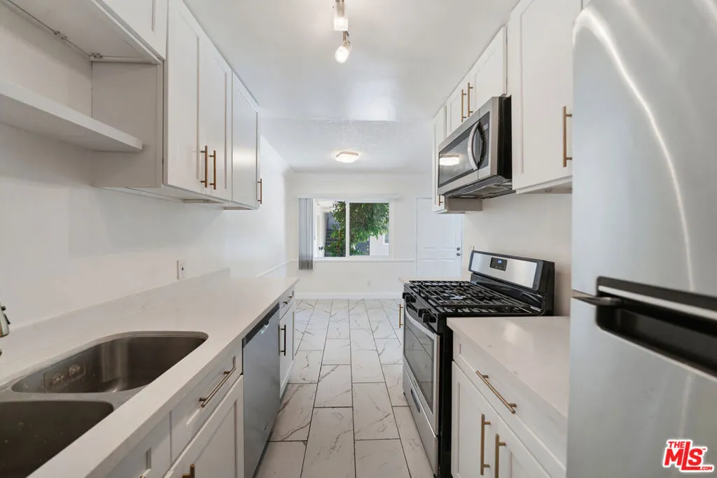 7209 Willoughby Avenue 3, Los Angeles, California 90046 — photo 5