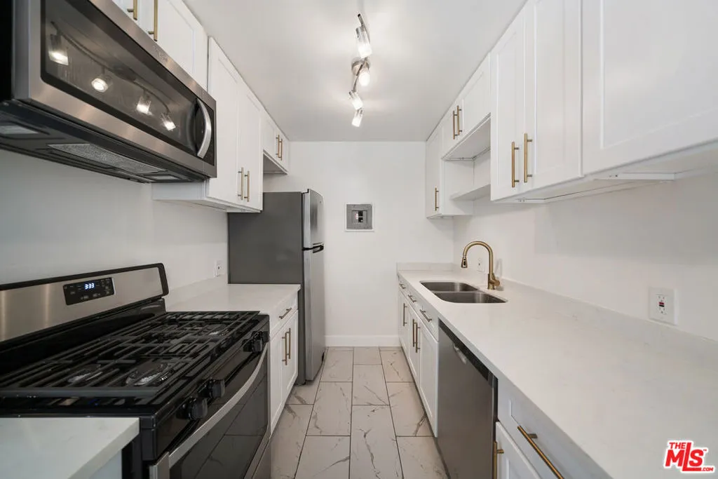 7209 Willoughby Avenue 3, Los Angeles, California 90046 — photo 4