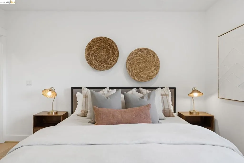 White walls paired with a neutral-toned headboard White walls paired with a neutral-toned headboard