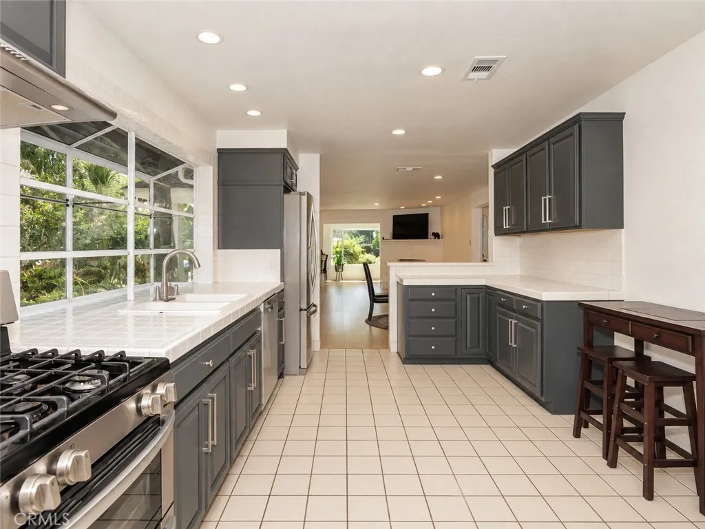 Kitchen-Plenty of cabinet space.