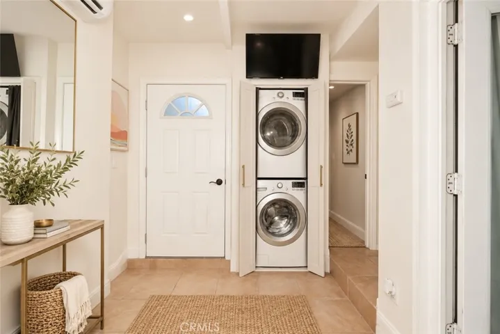 Guest House Entrance-Washer and Dryer Feature
