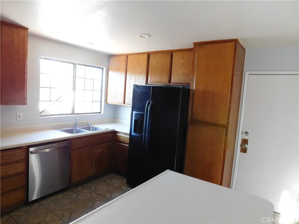 16245 Rodell, Victorville, California 92395 — photo 4