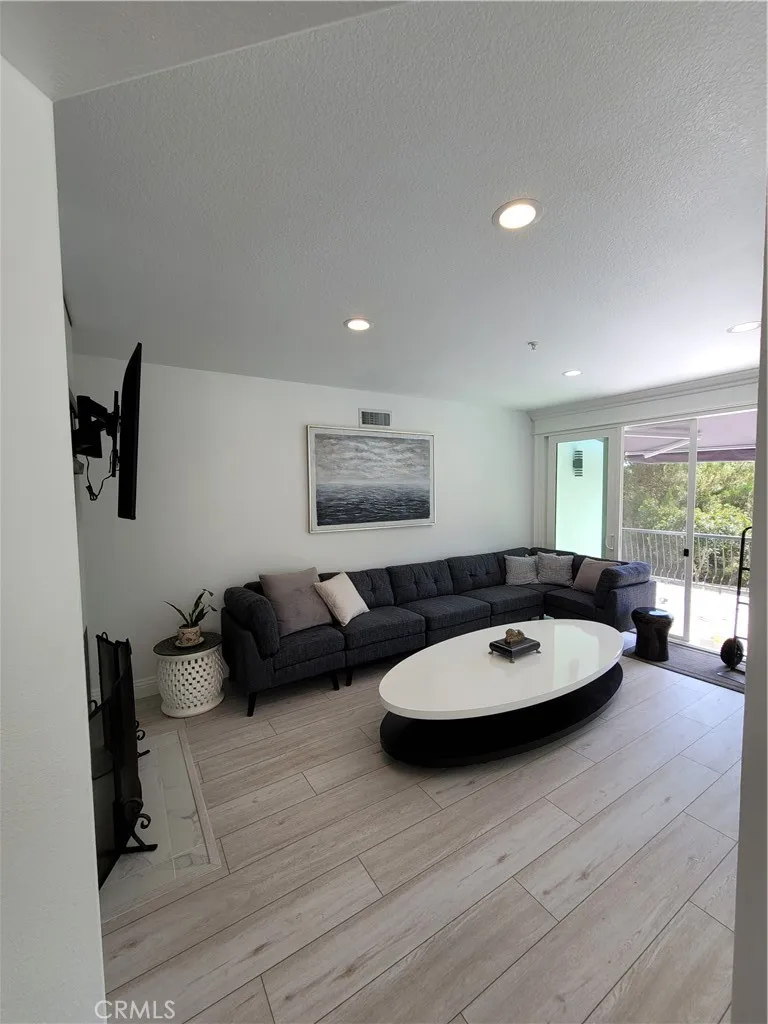 Downstairs bonus/Bedroom Downstairs bonus/Bedroom
