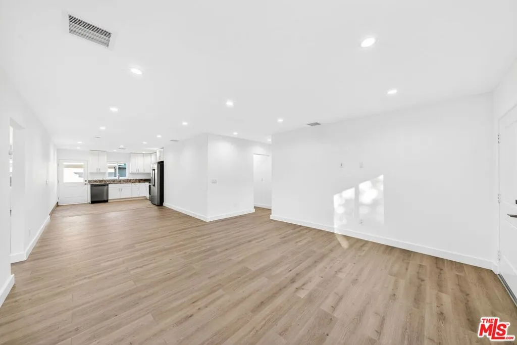 Large Living/Dining/Kitchen Large Living/Dining/Kitchen