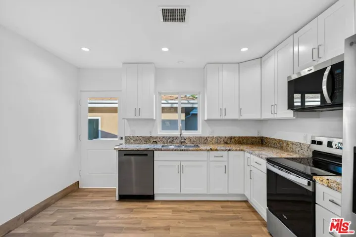 Kitchen w/Stainless Steel Appl