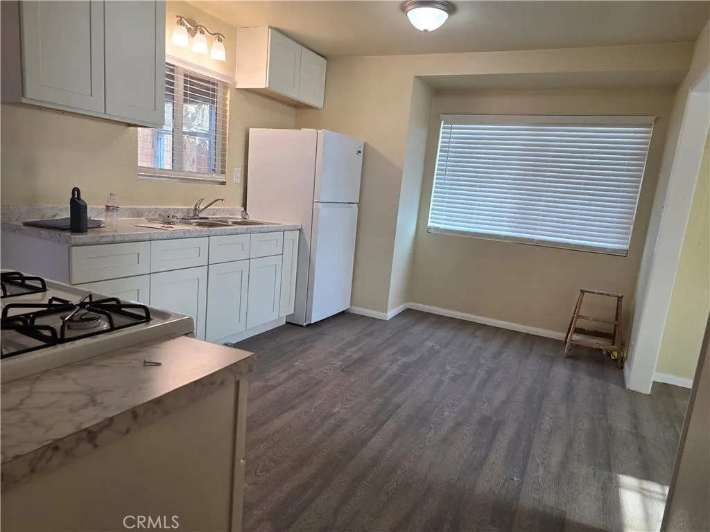 B kitchen and eating area