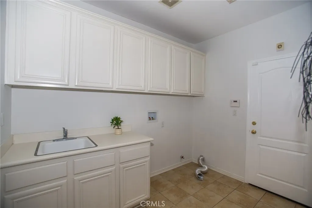 Laundry room to the garage Laundry room to the garage