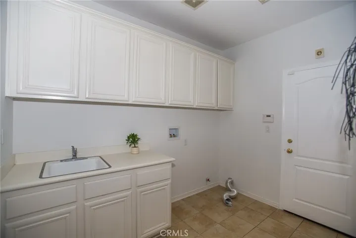 Laundry room to the garage