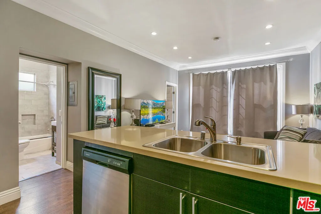 7223 Willoughby Avenue 212, Los Angeles, California 90046 — photo 5