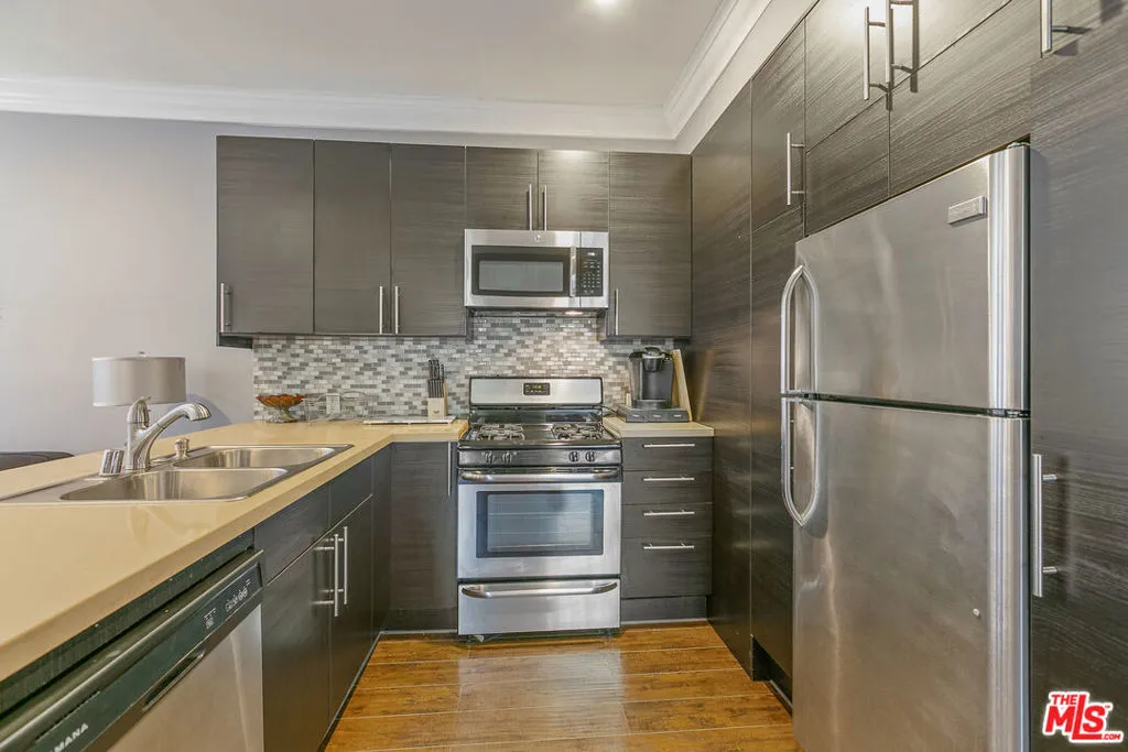 7223 Willoughby Avenue 212, Los Angeles, California 90046 — photo 4
