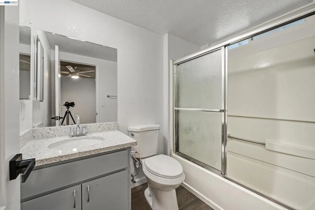 Rear Bedroom Bath