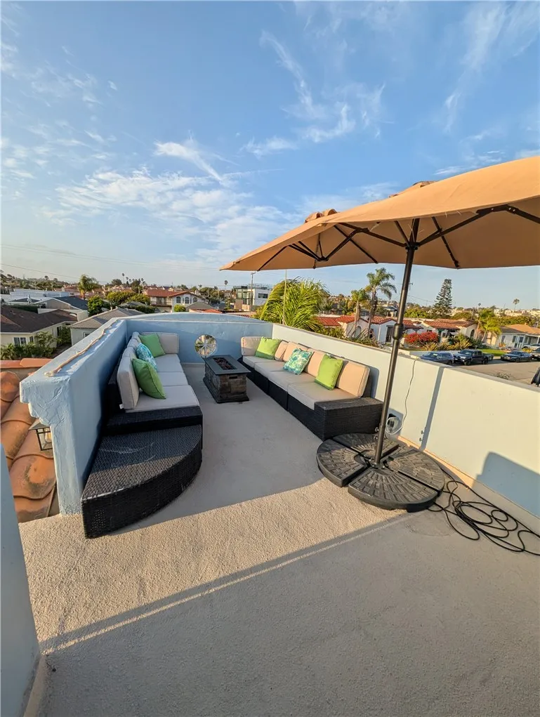Spacious rooftop retreat designed for relaxing, outdoor dining and enjoying the coastal breeze.