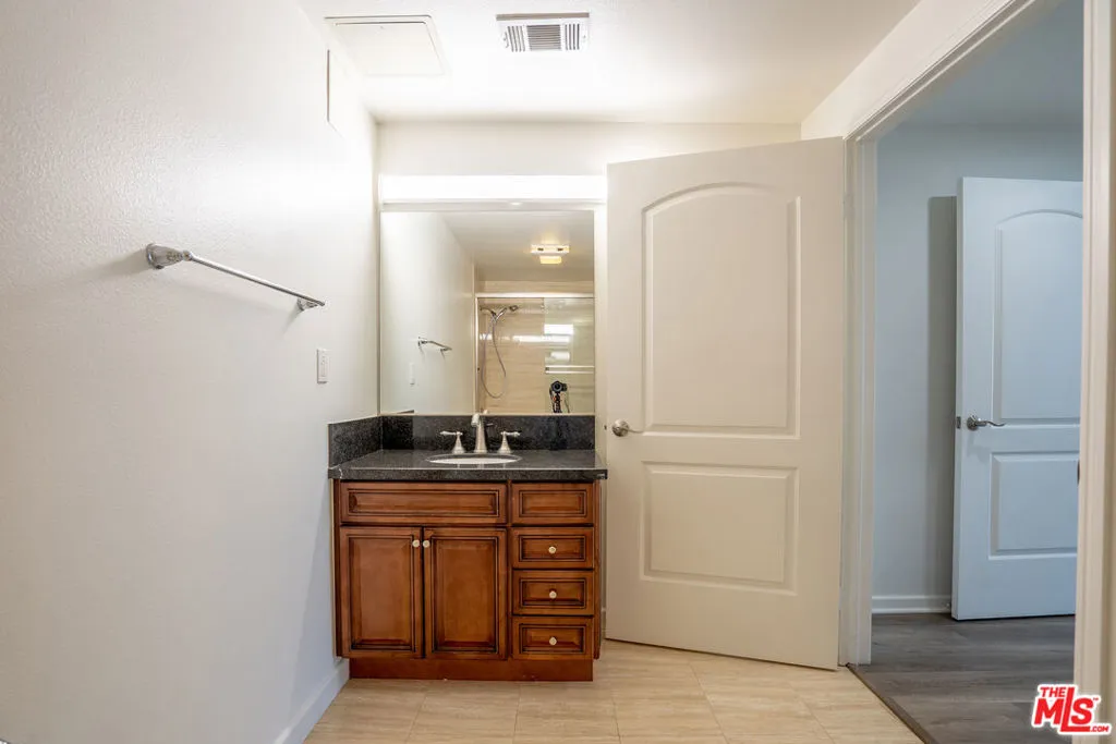 1037 S Fedora Street 401, Los Angeles, California 90006 — photo 4