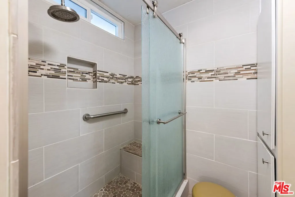 Primary en suite bathroom