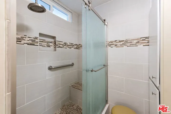 Primary en suite bathroom