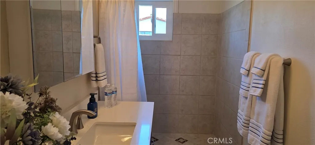 Bath w/ Huge Large shower for 2nd and 3rd Guestrooms