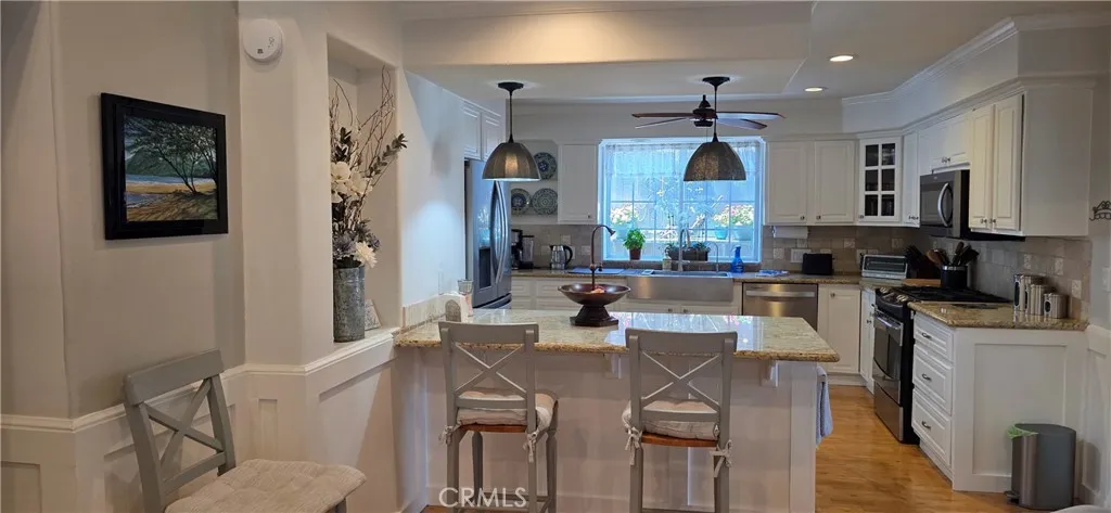 Fully Equipped Gourmet Kitchen, Stainless Steel Appliances with Island Peninsula