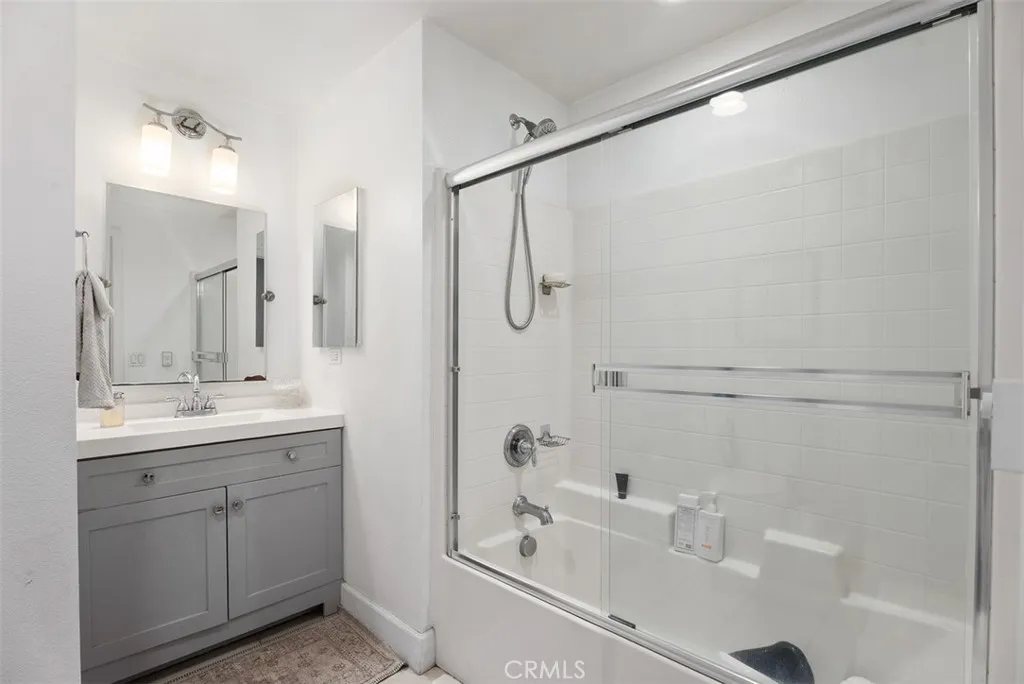 Full downstairs bath Full downstairs bath