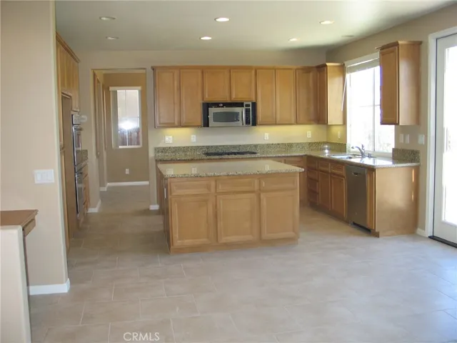 Great kitchen with top quality granite slab