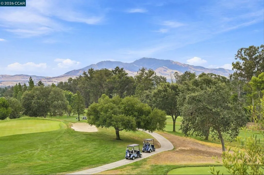 Watch the golfers play