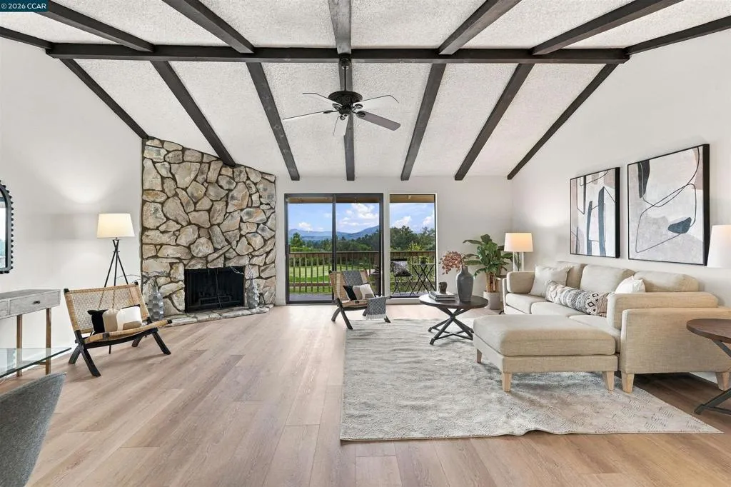 Wow! Soaring ceilings and stunning views!