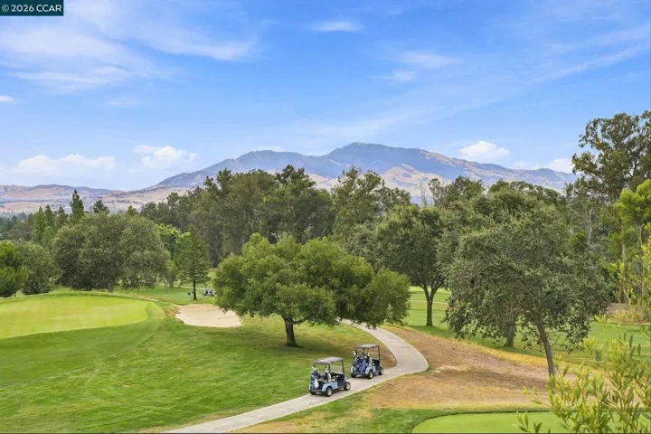 Watch the golfers play