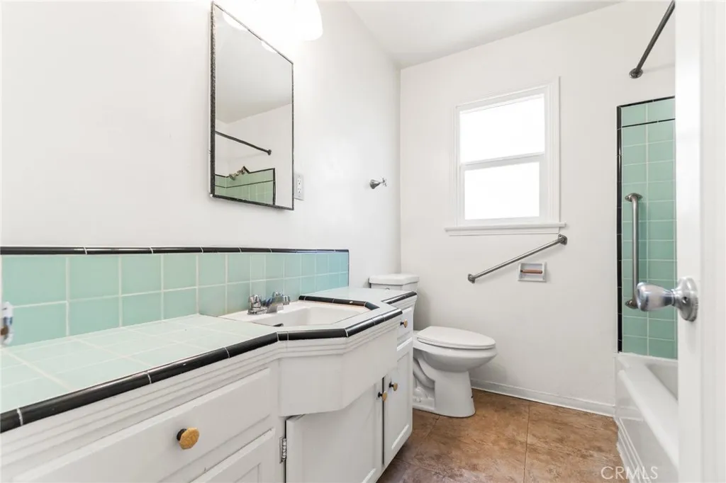 Bathroom with vintage midcentury tile