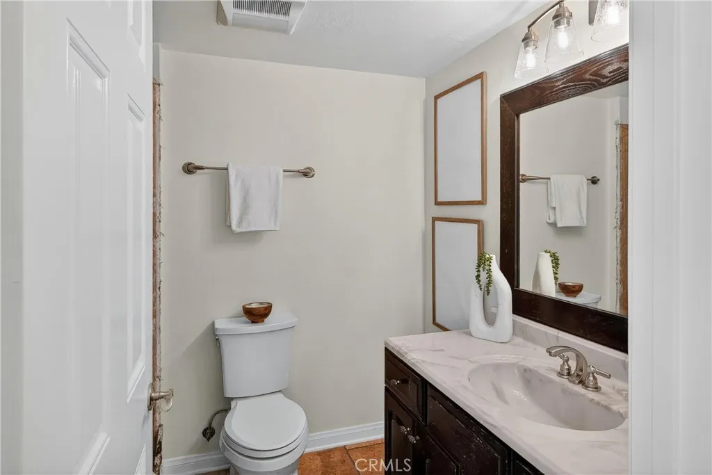 Entertainment area's 3/4 bath