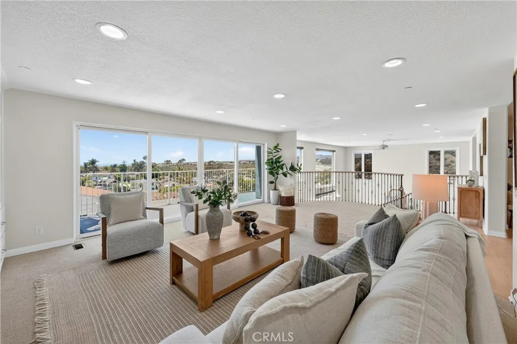 Family Room - Light and bright