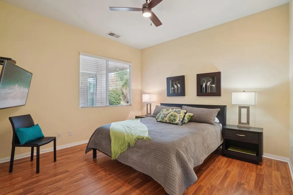 18-web-or-mls-Hoylake Dr-018