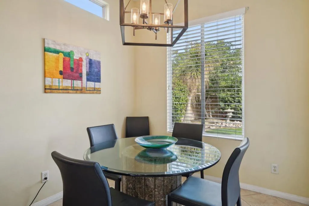 12-web-or-mls-Hoylake Dr-012
